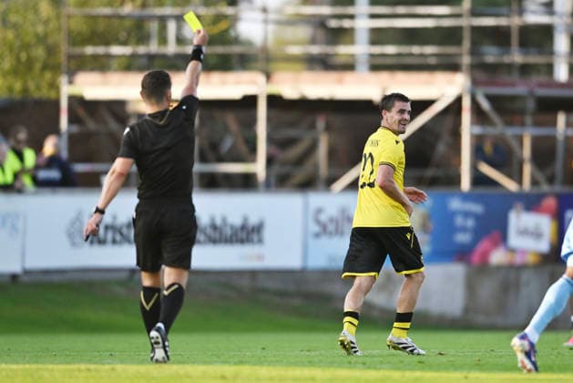 HÄLLEVIK, SVERIGE 20260804 Mjällbys Jesper Gustavsson far gult kort, en varning, under tisdagens kval till Champions League, omgang 3, match 1 av 2, mellan Mjällby AIF och SK Slovan Bratislava pa Strandvallen. HÄLLEVIK SVERIGE x10760x