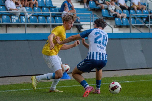 04.08.2026 Fußball Herren 2026 2027 Regionalliga Nordost 3. Spieltag 1. FC Magdeburg II - FSV 63 Luckenwalde Avnet Arena Magdeburg Julian Mätzke (Luckenwalde, 11, gelb) legt den Ball an Marcel Zajusch (Magdeburg, 28, blau-weiß) vorbei. Magdeburg Sachsen-Anhalt Deutschland