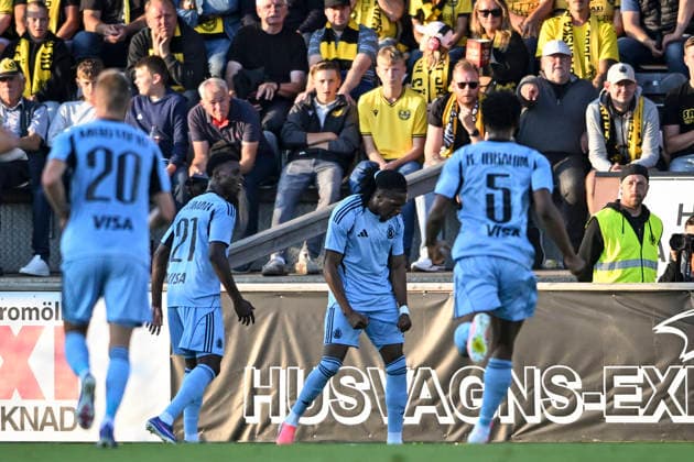 HÄLLEVIK, SWEDEN 20260804 Bratsilava s Manasse Kianga (center, right) celebrates after scoring during the UEFA Champions League third qualifying round, 1st leg soccer match between Mjallby AIF and SK Slovan Bratislava at Strandvallen in Hallevik, Sweden, on Aug. 4, 2026. HÄLLEVIK SWEDEN x10760x