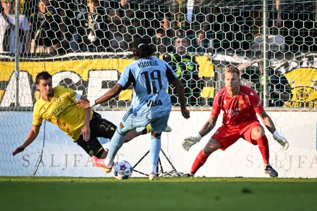 HÄLLEVIK, SWEDEN 20260804 Bratsilava s Manasse Kianga (center, right) celebrates after scoring during the UEFA Champions League third qualifying round, 1st leg soccer match between Mjallby AIF and SK Slovan Bratislava at Strandvallen in Hallevik, Sweden, on Aug. 4, 2026. HÄLLEVIK SWEDEN x10760x