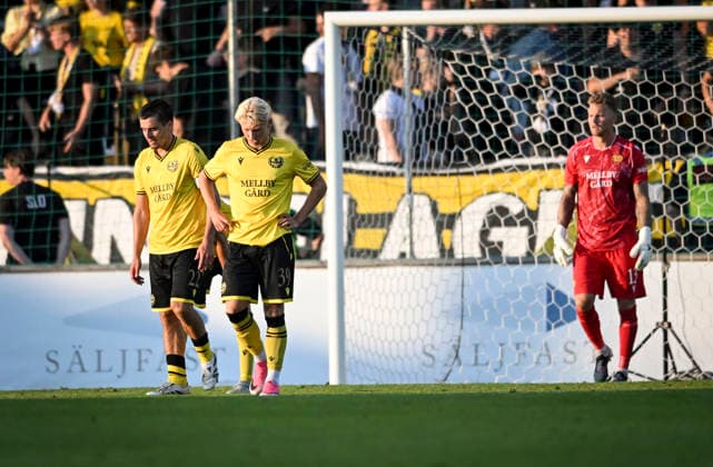 HÄLLEVIK, SWEDEN 20260804 Bratsilava s Manasse Kianga (center, right) celebrates after scoring during the UEFA Champions League third qualifying round, 1st leg soccer match between Mjallby AIF and SK Slovan Bratislava at Strandvallen in Hallevik, Sweden, on Aug. 4, 2026. HÄLLEVIK SWEDEN x10760x
