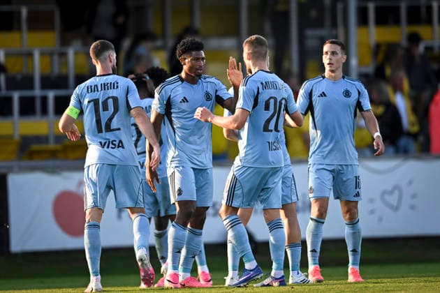 HÄLLEVIK, SVERIGE 20260804 Bratislavaspelarna jublar efter segern i tisdagens kval till Champions League, omgang 3, match 1 av 2, mellan Mjällby AIF och SK Slovan Bratislava pa Strandvallen. HÄLLEVIK SVERIGE x10760x