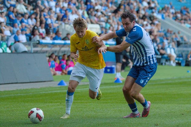04.08.2026 Fußball Herren 2026 2027 Regionalliga Nordost 3. Spieltag 1. FC Magdeburg II - FSV 63 Luckenwalde Avnet Arena Magdeburg Julian Mätzke (Luckenwalde, 11, gelb) im Zweikampf mit Marcel Zajusch (Magdeburg, 28, blau-weiß). Magdeburg Sachsen-Anhalt Deutschland