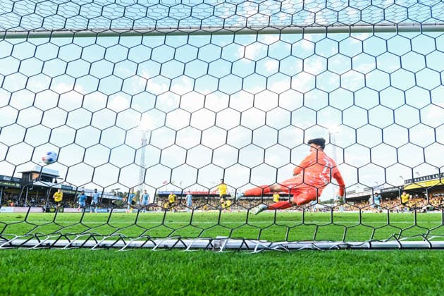 HÄLLEVIK, SWEDEN 20260804 Mjällby AIF s Elliot Stroud scores 1-0 on a penalty kick behind S. Bratislava s goalkeeper Dominik Takac during Tuesday s Champions League qualifier, round 3, match 1 of 2, between Mjällby AIF and SK Slovan Bratislava at Strandvallen. HÄLLEVIK SWEDEN x10760x
