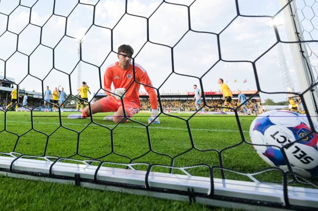 HÄLLEVIK, SVERIGE 20260804 Mjällby AIFs Elliot Stroud gör 1-0 pa straff bakom S. Bratislavas malvakt Dominik Takac under tisdagens kval till Champions League, omgang 3, match 1 av 2, mellan Mjällby AIF och SK Slovan Bratislava pa Strandvallen. HÄLLEVIK SVERIGE x10760x