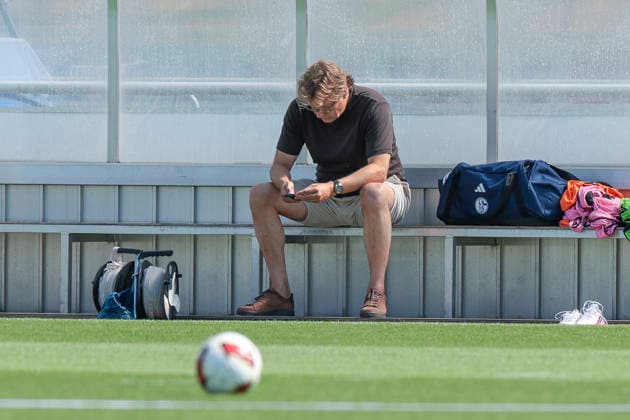 04.08.2026, Fussball, Training des FC Schalke 04. Direktor Profifussball Youri Mulder (FC Schalke 04) schaut auf sein Smartphone. Gelsenkirchen Trainingsgelände FC Schalke 04 NRW Deutschland xRHR-FOTO YYx Copyright: RHR-FOTOx RHR-FOTO YY