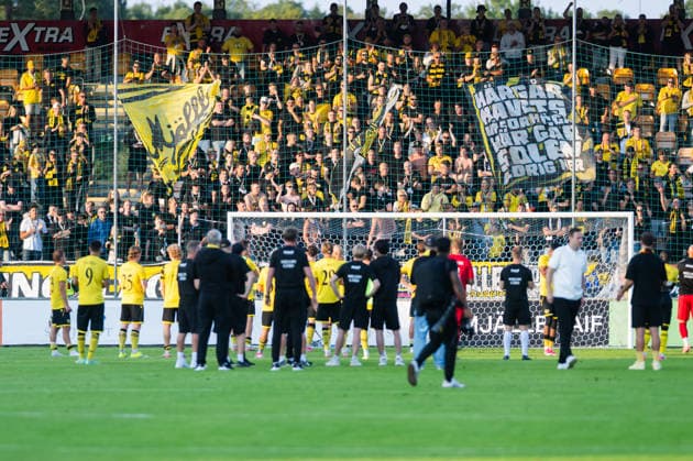 HÄLLEVIK, SVERIGE 20260804 Mjällby AIFs spelare tackar supportrarna under tisdagens kval till Champions League, omgang 3, match 1 av 2, mellan Mjällby AIF och SK Slovan Bratislava pa Strandvallen. HÄLLEVIK SVERIGE x10760x
