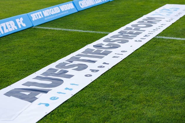 04.08.2026, GER, Regionalliga Nord-Ost, 3. Spieltag, Saison 2026 2027), Chemnitz, Chemnitzer FC - FSV Zwickau Banner für die Auftstiegsreform Chemnitz eins-Stadion - An der Gellertstraße Sachsen Deutschland Copyright: xnordphotoxGmbHx xTrienitzx