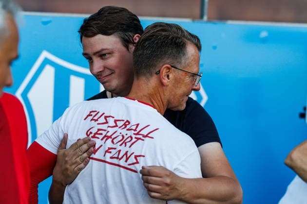 04.08.2026, GER, Regionalliga Nord-Ost, 3. Spieltag, Saison 2026 2027), Chemnitz, Chemnitzer FC - FSV Zwickau Rico Schmitt (Coach FSV Zwickau) umarmt AndrÃ Beuchold (Geschäftsführer FSV Zwickau) Chemnitz eins-Stadion - An der Gellertstraße Sachsen Deutschland Copyright: xnordphotoxGmbHx xTrienitzx