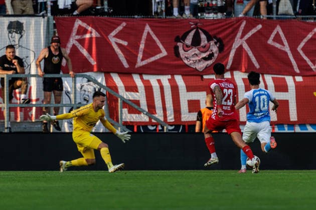 04.08.2026, GER, Regionalliga Nord-Ost, 3. Spieltag, Saison 2026 2027), Chemnitz, Chemnitzer FC - FSV Zwickau Domenico Alberico (Chemnitzer FC 10) im Zweikampf gegen Joshua Putze (FSV Zwickau 23) und Lucas Hiemann (FSV Zwickau 30) Chemnitz eins-Stadion - An der Gellertstraße Sachsen Deutschland Copyright: xnordphotoxGmbHx xTrienitzx
