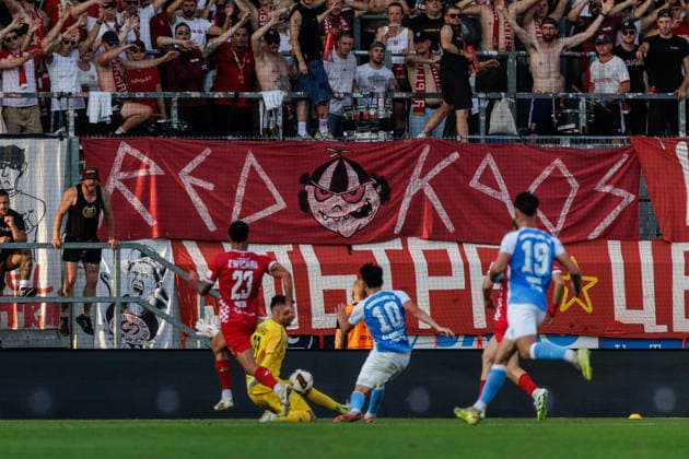 04.08.2026, GER, Regionalliga Nord-Ost, 3. Spieltag, Saison 2026 2027), Chemnitz, Chemnitzer FC - FSV Zwickau Domenico Alberico (Chemnitzer FC 10) im Zweikampf gegen Joshua Putze (FSV Zwickau 23) und Lucas Hiemann (FSV Zwickau 30)X Chemnitz eins-Stadion - An der Gellertstraße Sachsen Deutschland Copyright: xnordphotoxGmbHx xTrienitzx