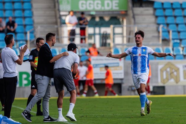 04.08.2026, GER, Regionalliga Nord-Ost, 3. Spieltag, Saison 2026 2027), Chemnitz, Chemnitzer FC - FSV Zwickau Jonas Marx (Chemnitzer FC 19) jubelt nach dem 2:0 mit Niklas Hoheneder (co Trainer Chemnitzer FC) und Tommy Haeder (Geschäftsführer Chemnitzer FC) Chemnitz eins-Stadion - An der Gellertstraße Sachsen Deutschland Copyright: xnordphotoxGmbHx xTrienitzx
