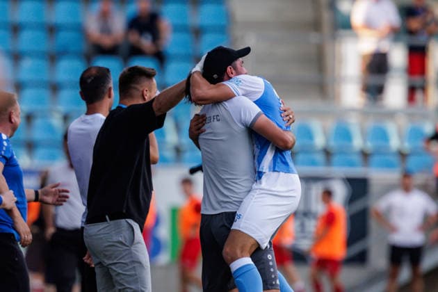 04.08.2026, GER, Regionalliga Nord-Ost, 3. Spieltag, Saison 2026 2027), Chemnitz, Chemnitzer FC - FSV Zwickau Jonas Marx (Chemnitzer FC 19) jubelt nach dem 2:0 mit Niklas Hoheneder (co Trainer Chemnitzer FC) und Tommy Haeder (Geschäftsführer Chemnitzer FC) Chemnitz eins-Stadion - An der Gellertstraße Sachsen Deutschland Copyright: xnordphotoxGmbHx xTrienitzx