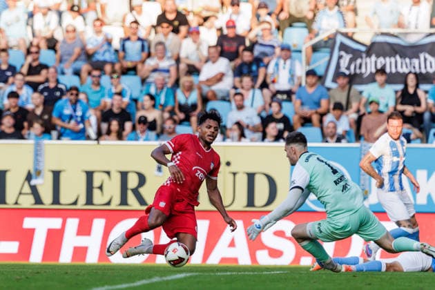 04.08.2026, GER, Regionalliga Nord-Ost, 3. Spieltag, Saison 2026 2027), Chemnitz, Chemnitzer FC - FSV Zwickau Cemal Sezer (FSV Zwickau 19) im Zweikampf gegen David Richter (Chemnitzer FC 1) Chemnitz eins-Stadion - An der Gellertstraße Sachsen Deutschland Copyright: xnordphotoxGmbHx xTrienitzx
