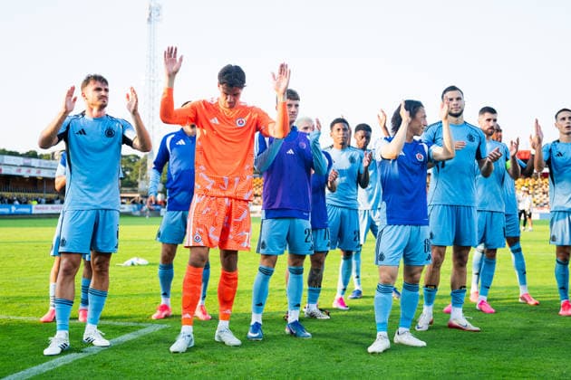 HÄLLEVIK, SVERIGE 20260804 S. Bratislavas spelare jublar efter segern i tisdagens kval till Champions League, omgang 3, match 1 av 2, mellan Mjällby AIF och SK Slovan Bratislava pa Strandvallen. HÄLLEVIK SVERIGE x10760x