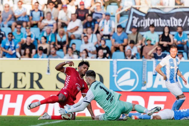 04.08.2026, GER, Regionalliga Nord-Ost, 3. Spieltag, Saison 2026 2027), Chemnitz, Chemnitzer FC - FSV Zwickau Cemal Sezer (FSV Zwickau 19) im Zweikampf gegen David Richter (Chemnitzer FC 1) Chemnitz eins-Stadion - An der Gellertstraße Sachsen Deutschland Copyright: xnordphotoxGmbHx xTrienitzx