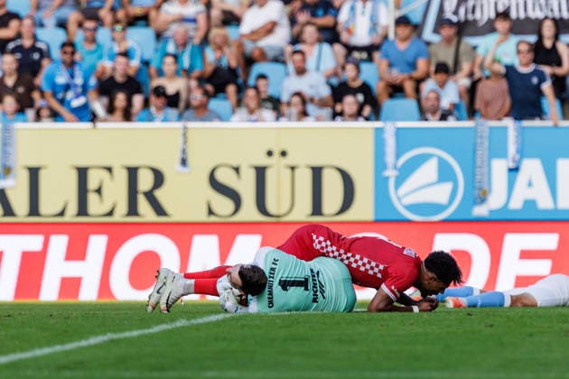 04.08.2026, GER, Regionalliga Nord-Ost, 3. Spieltag, Saison 2026 2027), Chemnitz, Chemnitzer FC - FSV Zwickau Cemal Sezer (FSV Zwickau 19) im Zweikampf gegen David Richter (Chemnitzer FC 1) Chemnitz eins-Stadion - An der Gellertstraße Sachsen Deutschland Copyright: xnordphotoxGmbHx xTrienitzx