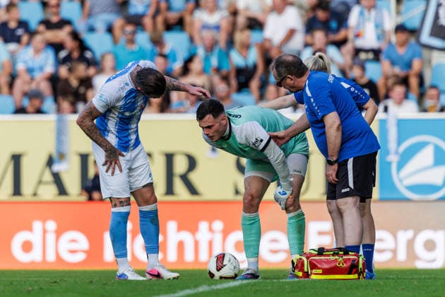04.08.2026, GER, Regionalliga Nord-Ost, 3. Spieltag, Saison 2026 2027), Chemnitz, Chemnitzer FC - FSV Zwickau David Richter (Chemnitzer FC 1) wird behandelt Chemnitz eins-Stadion - An der Gellertstraße Sachsen Deutschland Copyright: xnordphotoxGmbHx xTrienitzx