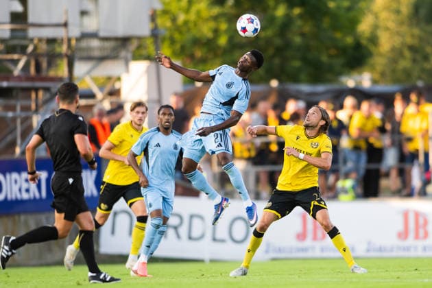 HÄLLEVIK, SVERIGE 20260804 Bratislavas Suleiman Camara Sanneh och Mjällby AIFs Tom Pettersson under tisdagens kval till Champions League, omgang 3, match 1 av 2, mellan Mjällby AIF och SK Slovan Bratislava pa Strandvallen. HÄLLEVIK SVERIGE x10760x