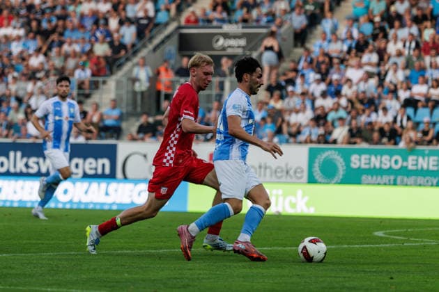 04.08.2026, GER, Regionalliga Nord-Ost, 3. Spieltag, Saison 2026 2027), Chemnitz, Chemnitzer FC - FSV Zwickau Domenico Alberico (Chemnitzer FC 10) uw Josua von Baer (FSV Zwickau 3) Chemnitz eins-Stadion - An der Gellertstraße Sachsen Deutschland Copyright: xnordphotoxGmbHx xTrienitzx