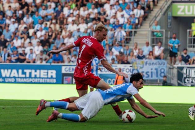 04.08.2026, GER, Regionalliga Nord-Ost, 3. Spieltag, Saison 2026 2027), Chemnitz, Chemnitzer FC - FSV Zwickau Domenico Alberico (Chemnitzer FC 10) uw Josua von Baer (FSV Zwickau 3) Chemnitz eins-Stadion - An der Gellertstraße Sachsen Deutschland Copyright: xnordphotoxGmbHx xTrienitzx