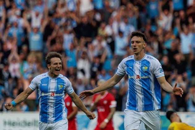 04.08.2026, GER, Regionalliga Nord-Ost, 3. Spieltag, Saison 2026 2027), Chemnitz, Chemnitzer FC - FSV Zwickau David Vogt (Chemnitzer FC 11) jubelt nach dem 3:0 mit Maximilian Fesser (Chemnitzer FC 17) Chemnitz eins-Stadion - An der Gellertstraße Sachsen Deutschland Copyright: xnordphotoxGmbHx xTrienitzx