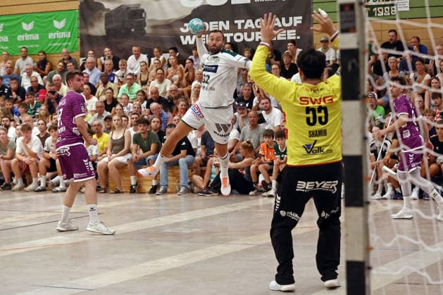 04.08.2026, xovx, Handball Lindencup, HSG Wetzlar - TV Hüttenberg v.l. David Kuntscher (TV Hüttenberg), Nikolaj Laesö (HSG Wetzlar), Yahav Shamir (TV Hüttenberg) Linden Stadthalle Hessen Deutschland (DE)