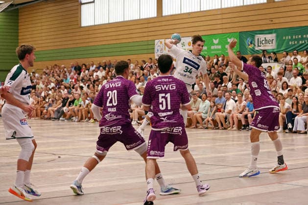 04.08.2026, xovx, Handball Lindencup, HSG Wetzlar - TV Hüttenberg v.l. Niklas Theiß (HSG Wetzlar), Leif Haack (TV Hüttenberg), Hendrik Schreiber (TV Hüttenberg), Paul Kompenhans (HSG Wetzlar), Danil Dyatlov (TV Hüttenberg) Linden Stadthalle Hessen Deutschland (DE)