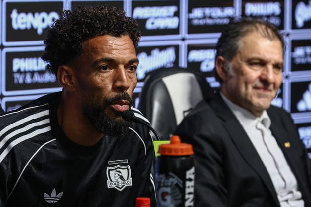 Colo-Colo officially presents Vozinha as New Goalkeeper SANTIAGO, CHILE - AUGUST 4: Cape Verdean goalkeeper Josimar Jose Evora Dias Vozinha reacts alongside Blanco y Negro president Anibal Mosa during his presentation as a new player for Colo-Colo of Chile at the Estadio Monumental in Santiago, Chile, on August 4, 2026. Lucas Aguayo Araos Anadolu Santiago Chile. Editorial use only. Please get in touch for any other usage.  Copyright: x2026xAnadoluxLucasxAguayoxAraosx