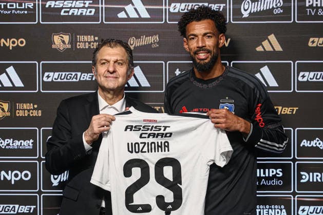 Colo-Colo officially presents Vozinha as New Goalkeeper SANTIAGO, CHILE - AUGUST 4: Cape Verdean goalkeeper Josimar Jose Evora Dias Vozinha reacts alongside Blanco y Negro president Anibal Mosa during his presentation as a new player for Colo-Colo of Chile at the Estadio Monumental in Santiago, Chile, on August 4, 2026. Lucas Aguayo Araos Anadolu Santiago Chile. Editorial use only. Please get in touch for any other usage.  Copyright: x2026xAnadoluxLucasxAguayoxAraosx