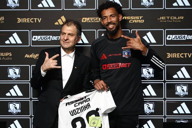Colo-Colo officially presents Vozinha as New Goalkeeper SANTIAGO, CHILE - AUGUST 4: Cape Verdean goalkeeper Josimar Jose Evora Dias Vozinha reacts alongside Blanco y Negro president Anibal Mosa during his presentation as a new player for Colo-Colo of Chile at the Estadio Monumental in Santiago, Chile, on August 4, 2026. Lucas Aguayo Araos Anadolu Santiago Chile. Editorial use only. Please get in touch for any other usage.  Copyright: x2026xAnadoluxLucasxAguayoxAraosx