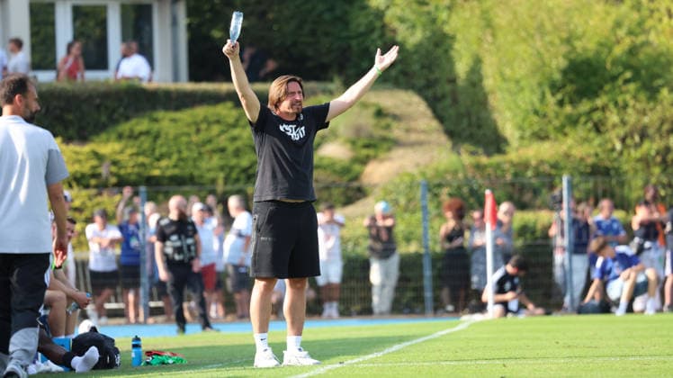 04.08.2026, xrekx, Fussball Testspiel, SV Elversberg - Racing Straßburg v.l. Vincent Wagner Trainer (SV 07 Elversberg) gibt Anweisungen, gestikuliert, mit den Armen gestikulieren gives instructions, gesticulate (DFL DFB REGULATIONS PROHIBIT ANY USE OF PHOTOGRAPHS as IMAGE SEQUENCES and or QUASI-VIDEO) Haguenau