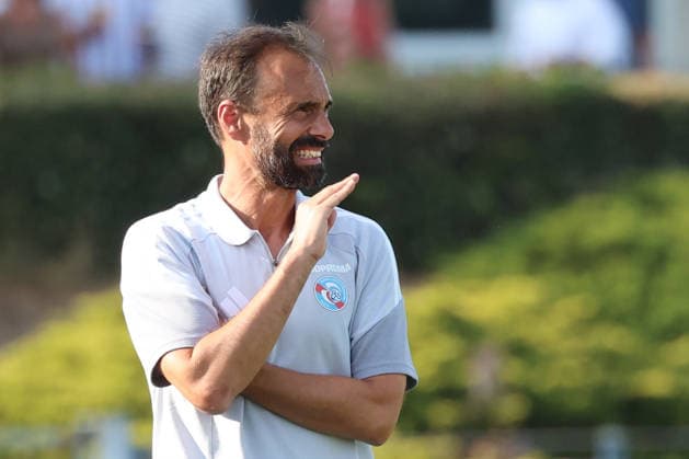 04.08.2026, xrekx, Fussball Testspiel, SV Elversberg - Racing Straßburg v.l. Hugo Oliveira Trainer (Racing Strassburg) gibt Anweisungen, gestikuliert, mit den Armen gestikulieren gives instructions, gesticulate (DFL DFB REGULATIONS PROHIBIT ANY USE OF PHOTOGRAPHS as IMAGE SEQUENCES and or QUASI-VIDEO) Haguenau