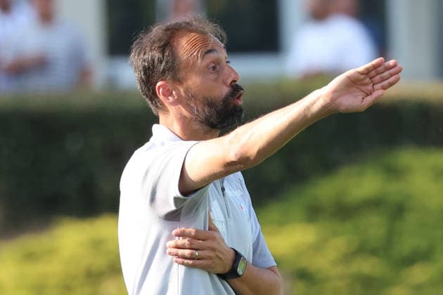 04.08.2026, xrekx, Fussball Testspiel, SV Elversberg - Racing Straßburg v.l. Hugo Oliveira Trainer (Racing Strassburg) gibt Anweisungen, gestikuliert, mit den Armen gestikulieren gives instructions, gesticulate (DFL DFB REGULATIONS PROHIBIT ANY USE OF PHOTOGRAPHS as IMAGE SEQUENCES and or QUASI-VIDEO) Haguenau