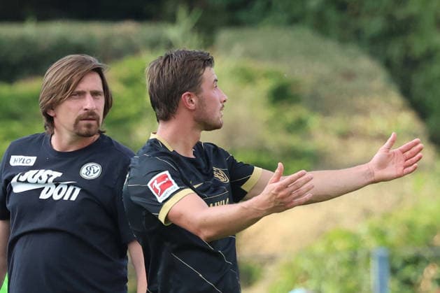 04.08.2026, xrekx, Fussball Testspiel, SV Elversberg - Racing Straßburg v.l. Vincent Wagner Trainer (SV 07 Elversberg) Lukas Petkov (SV 07 Elversberg) gibt Anweisungen, gestikuliert, mit den Armen gestikulieren gives instructions, gesticulate (DFL DFB REGULATIONS PROHIBIT ANY USE OF PHOTOGRAPHS as IMAGE SEQUENCES and or QUASI-VIDEO) Haguenau