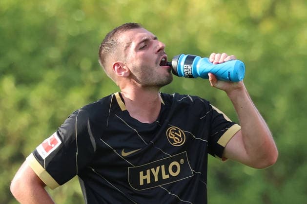 04.08.2026, xrekx, Fussball Testspiel, SV Elversberg - Racing Straßburg v.l. Luca Sirch (SV 07 Elversberg) Trinkpause (DFL DFB REGULATIONS PROHIBIT ANY USE OF PHOTOGRAPHS as IMAGE SEQUENCES and or QUASI-VIDEO) Haguenau