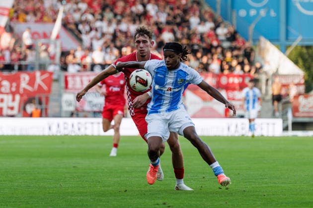 04.08.2026, GER, Regionalliga Nord-Ost, 3. Spieltag, Saison 2026 2027), Chemnitz, Chemnitzer FC - FSV Zwickau Ken Tchouangue (Chemnitzer FC 20) im Zweikampf gegen Sonny Ziemer (FSV Zwickau 25) Chemnitz eins-Stadion - An der Gellertstraße Sachsen Deutschland Copyright: xnordphotoxGmbHx xTrienitzx