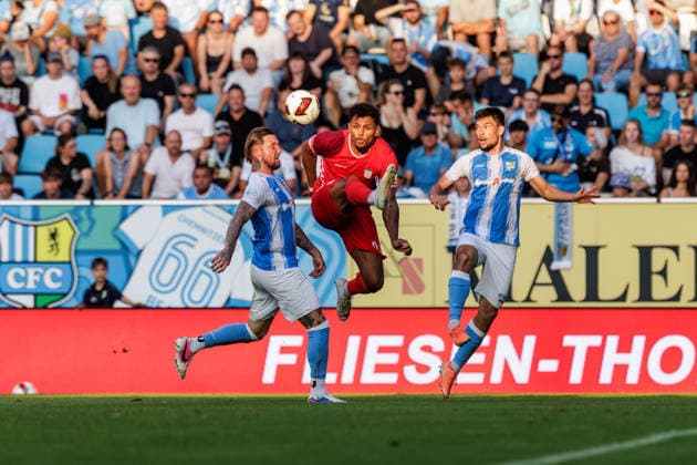 04.08.2026, GER, Regionalliga Nord-Ost, 3. Spieltag, Saison 2026 2027), Chemnitz, Chemnitzer FC - FSV Zwickau Cemal Sezer (FSV Zwickau 19) im Zweikampf gegen Jan Löhmannsröben (Chemnitzer FC 4), Tom Baumgart (Chemnitzer FC 29) Chemnitz eins-Stadion - An der Gellertstraße Sachsen Deutschland Copyright: xnordphotoxGmbHx xTrienitzx