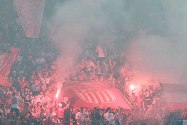 04.08.2026, GER, Regionalliga Nord-Ost, 3. Spieltag, Saison 2026 2027), Chemnitz, Chemnitzer FC - FSV Zwickau Fans vom FSV Zwickau mit Pyrotechnik Chemnitz eins-Stadion - An der Gellertstraße Sachsen Deutschland Copyright: xnordphotoxGmbHx xTrienitzx