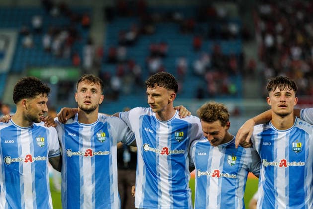04.08.2026, GER, Regionalliga Nord-Ost, 3. Spieltag, Saison 2026 2027), Chemnitz, Chemnitzer FC - FSV Zwickau Tom Baumgart (Chemnitzer FC 29), Justin Gröger (Chemnitzer FC 2), David Vogt (Chemnitzer FC 11), Maximilian Fesser (Chemnitzer FC 17) und Jonas Marx (Chemnitzer FC 19) bedanken sich bei den Fans Chemnitz eins-Stadion - An der Gellertstraße Sachsen Deutschland Copyright: xnordphotoxGmbHx xTrienitzx