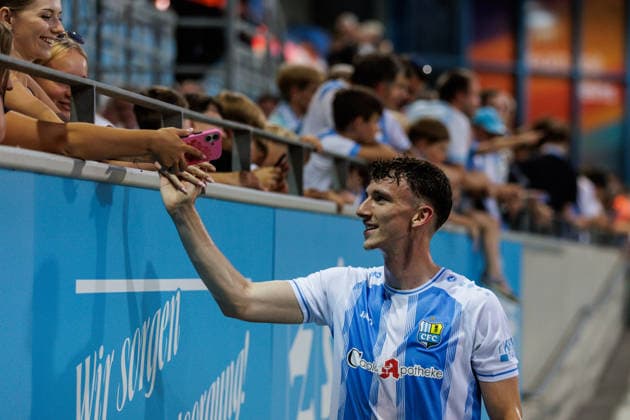 04.08.2026, GER, Regionalliga Nord-Ost, 3. Spieltag, Saison 2026 2027), Chemnitz, Chemnitzer FC - FSV Zwickau David Vogt (Chemnitzer FC 11) bedankt sich bei den Fans Chemnitz eins-Stadion - An der Gellertstraße Sachsen Deutschland Copyright: xnordphotoxGmbHx xTrienitzx