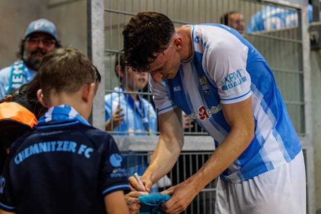 04.08.2026, GER, Regionalliga Nord-Ost, 3. Spieltag, Saison 2026 2027), Chemnitz, Chemnitzer FC - FSV Zwickau David Vogt (Chemnitzer FC 11) schreibt Autogramme für die Fans Chemnitz eins-Stadion - An der Gellertstraße Sachsen Deutschland Copyright: xnordphotoxGmbHx xTrienitzx