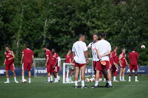 Martin Demichelis (RB Leipzig, Trainer), Mitte mit seinen Assistenten, Stefan Buck (RB Leipzig, Co Trainer), rechts, Cristian Fiel (RB Leipzig, Co Trainer), RB Leipzig, Fussball, Trainingslager Austria, Saison Vorbereitung, Saison 2026 2027, GER, 04.08.2026, Eibner-Pressefoto Andreas Ulmer RB Leipzig, Fussball, Trainingslager Austria, Saison Vorbereitung, Saison 2026 2027, GER, 04.08.2026, Copyright: xEibner-Pressefoto AndreasxUlmerx EP_AUR