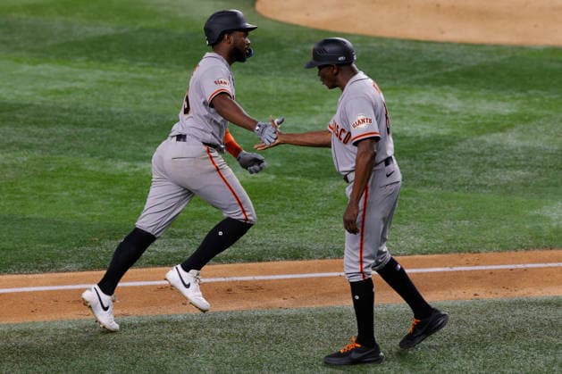 August 4, 2026, Arlington, Texas, USA: San Francisco Giants second baseman OSLEIVIS BASABE (39) is congratulated by third base coach GARY PETTIS in a baseball game, Tuesday, Aug. 4, 2026, in Arlington, Texas. Arlington USA - ZUMAa325 20260804_zsa_a325_036 Copyright: xDavidxBalleringxIix