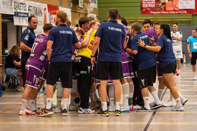 04.08.2026, xovx, Handball Lindencup, HSG Wetzlar - TV Hüttenberg Die Spieler des TV Hüttenberg schwören sich ein Linden Stadthalle Hessen Deutschland (DE)