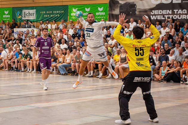 04.08.2026, xovx, Handball Lindencup, HSG Wetzlar - TV Hüttenberg v.l. David Kuntscher (TV Hüttenberg), Nikolaj Laesö (HSG Wetzlar), Yahav Shamir (TV Hüttenberg) Linden Stadthalle Hessen Deutschland (DE)
