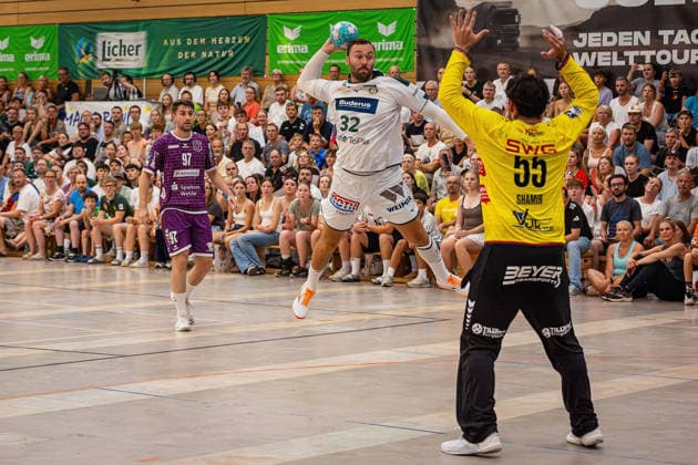 04.08.2026, xovx, Handball Lindencup, HSG Wetzlar - TV Hüttenberg v.l. David Kuntscher (TV Hüttenberg), Nikolaj Laesö (HSG Wetzlar), Yahav Shamir (TV Hüttenberg) Linden Stadthalle Hessen Deutschland (DE)