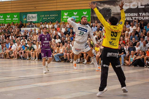 04.08.2026, xovx, Handball Lindencup, HSG Wetzlar - TV Hüttenberg v.l. David Kuntscher (TV Hüttenberg), Nikolaj Laesö (HSG Wetzlar), Yahav Shamir (TV Hüttenberg) Linden Stadthalle Hessen Deutschland (DE)