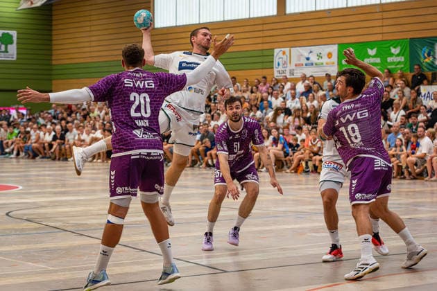 04.08.2026, xovx, Handball Lindencup, HSG Wetzlar - TV Hüttenberg v.l. Leif Haack (TV Hüttenberg), Dominik Mappes (HSG Wetzlar), Hendrik Schreiber (TV Hüttenberg), Josip Simic (HSG Wetzlar), Vit Reichl (TV Hüttenberg) Linden Stadthalle Hessen Deutschland (DE)