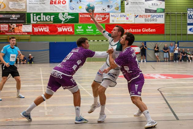 04.08.2026, xovx, Handball Lindencup, HSG Wetzlar - TV Hüttenberg v.l. Leif Haack (TV Hüttenberg), Dominik Mappes (HSG Wetzlar), Vit Reichl (TV Hüttenberg) Linden Stadthalle Hessen Deutschland (DE)